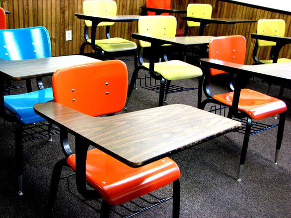 school-desks-1418686.jpg
