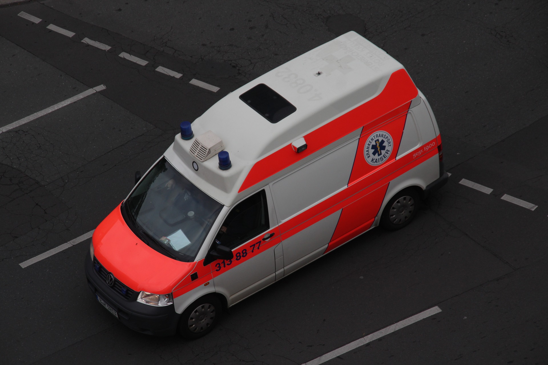 ambulance-1736322_1920.jpg