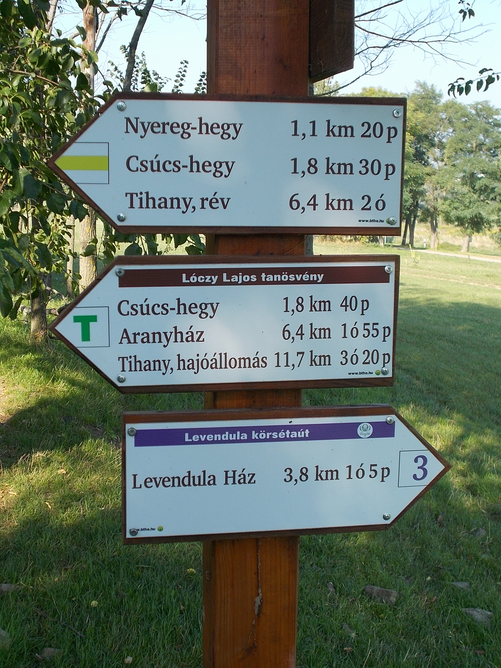 signs_of_hiking_trails_tihany_peninsula_hungary.JPG