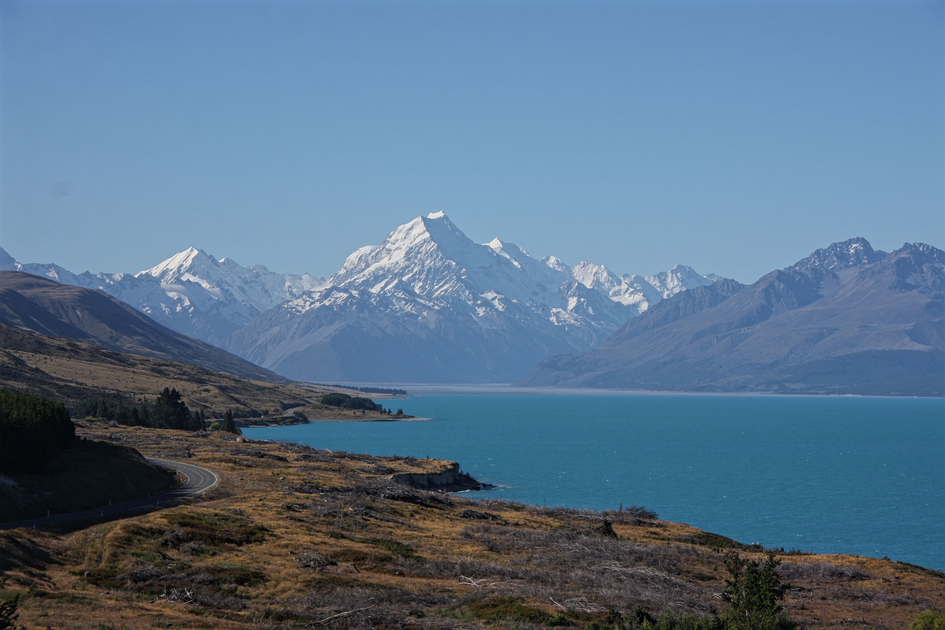 A Pukaki-tó háttérben Mt. Cook.