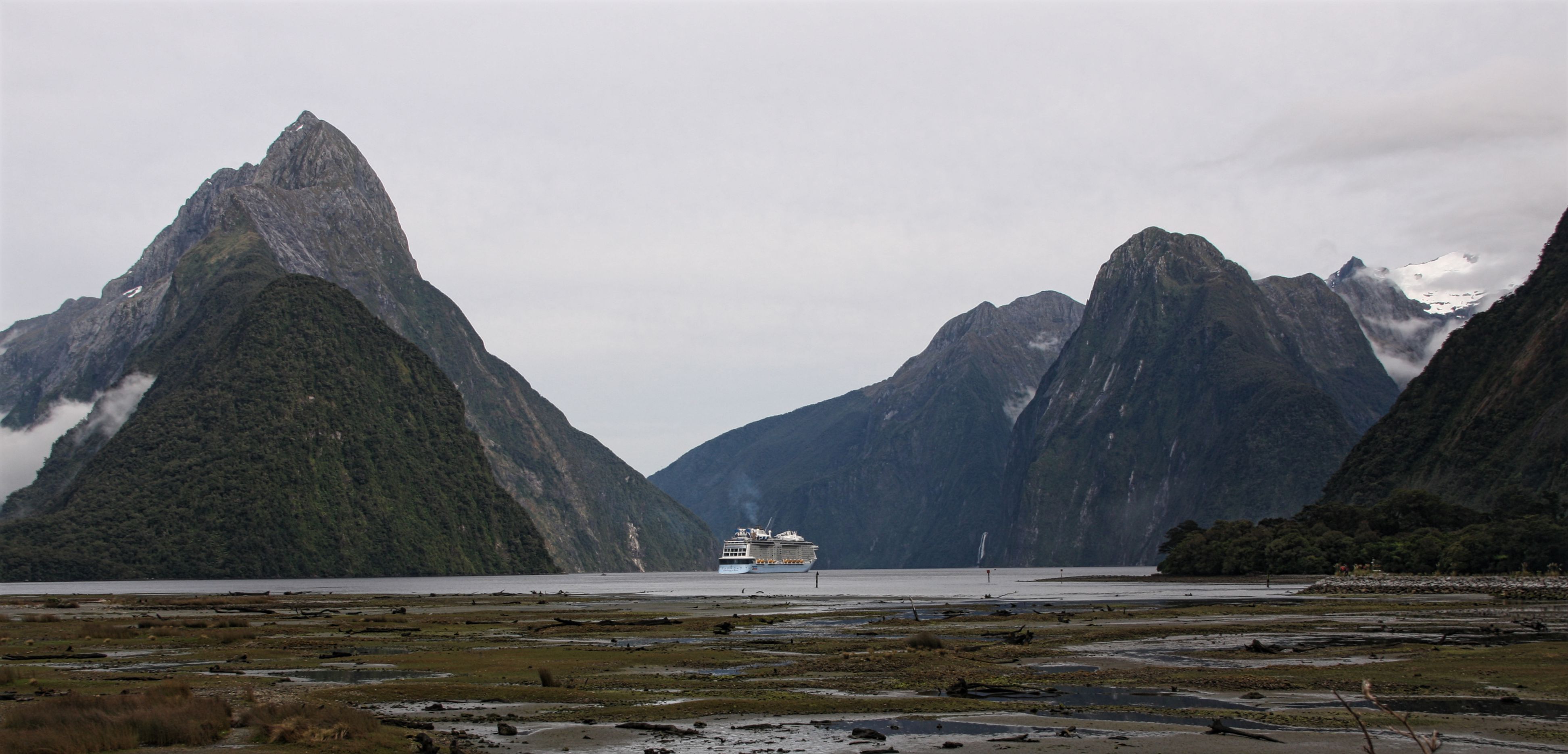 Ez látható a partól, az óceánjáró hajó talán ad valami támpontot arra milyen magas hegyek veszik körbe a fjordot.