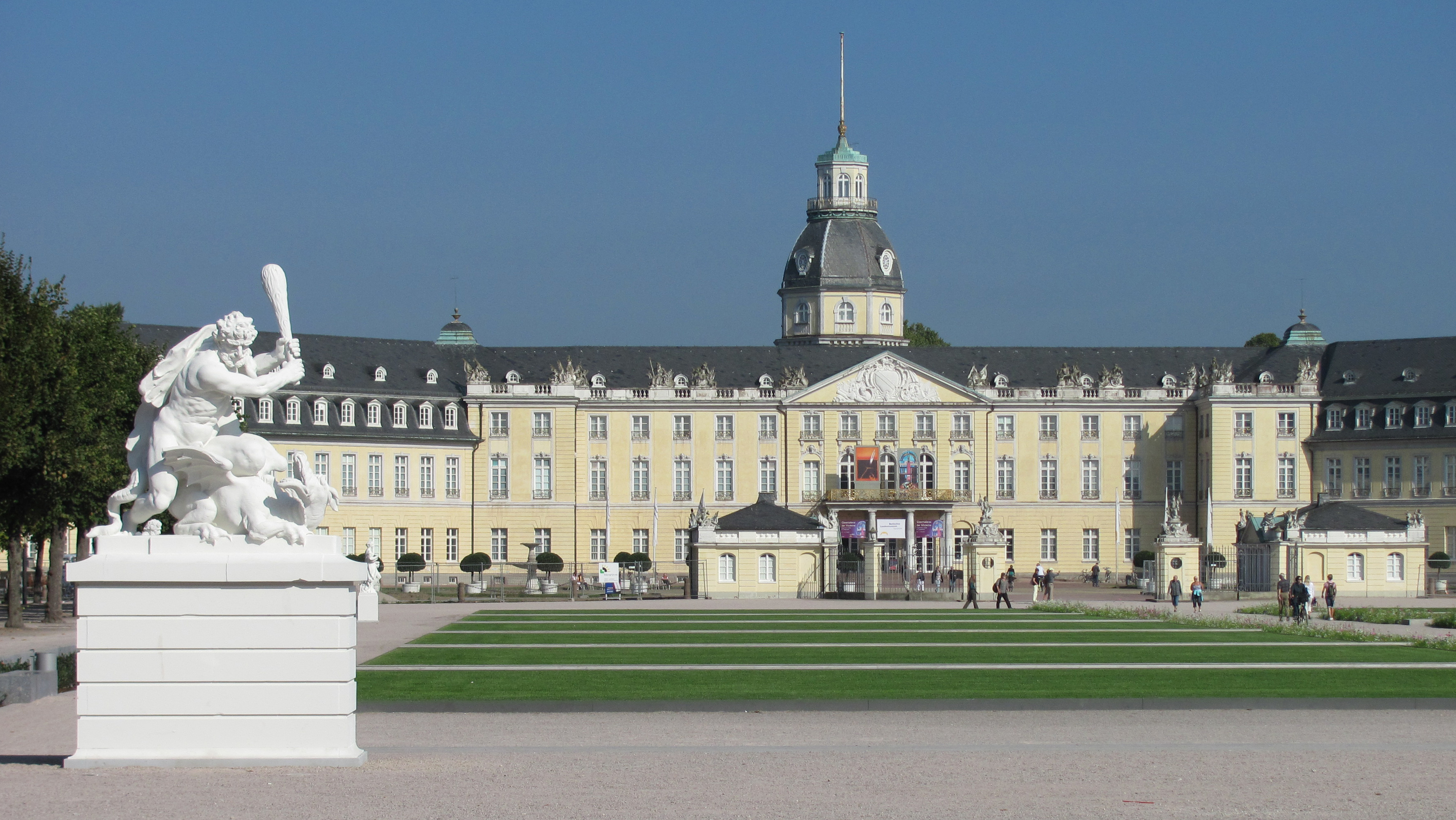 schloss_karlsruhe_2011.jpg