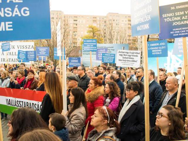 Ismét tüntettek a "könyörtelenül etikus" szcientológusok