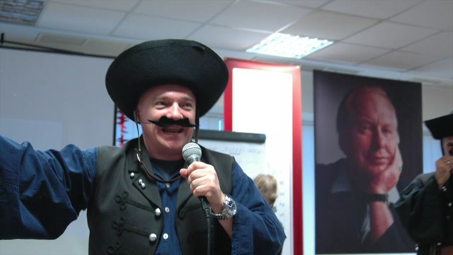 Videó a betyáros pénzszerző rendezvényről (TÁNCCAL, OSTORCSATTOGTATÁSSAL)