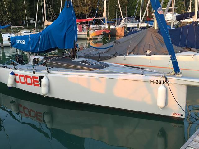 Code 8 carbon egynapos gyarkoló vitorlázások a Balatonon