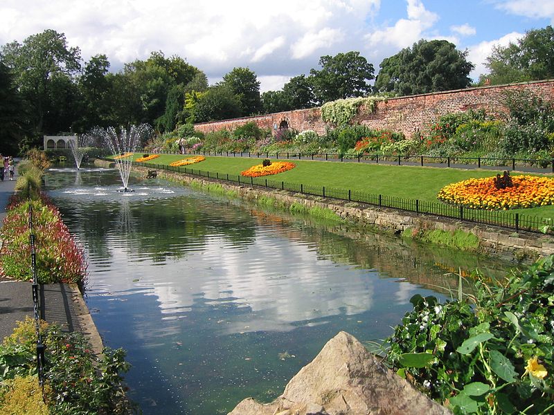 800px-Canal_Gardens_Aug_2007.JPG