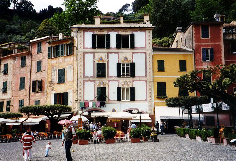 800px-Portofino_piazza.jpg