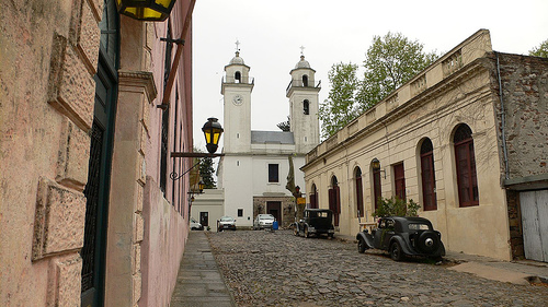 Calle_en_Colonia_del_Sacramento.jpg