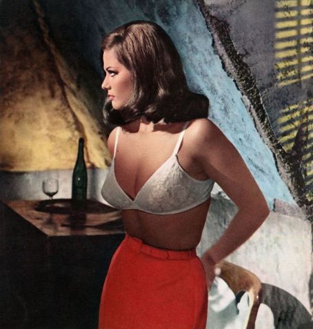 claudia-claudia-cardinale-27431950-454-477.jpg