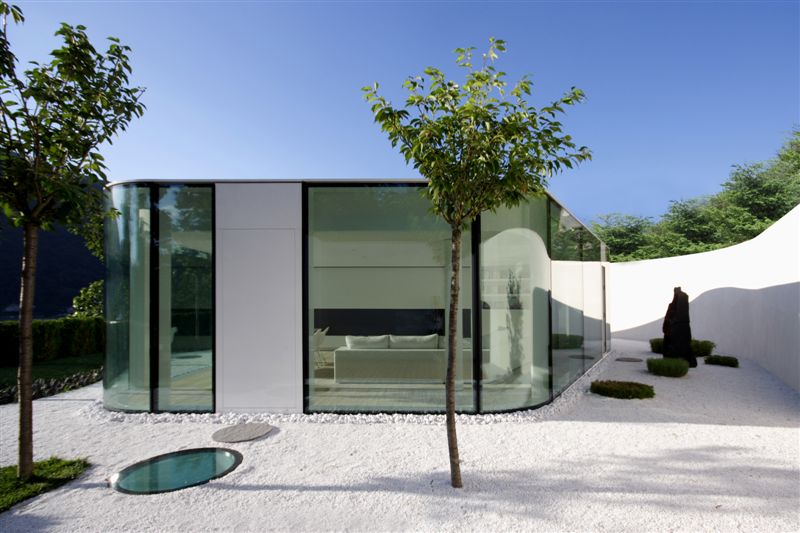 modern-glass-house-on-lake-kugano-1.jpg