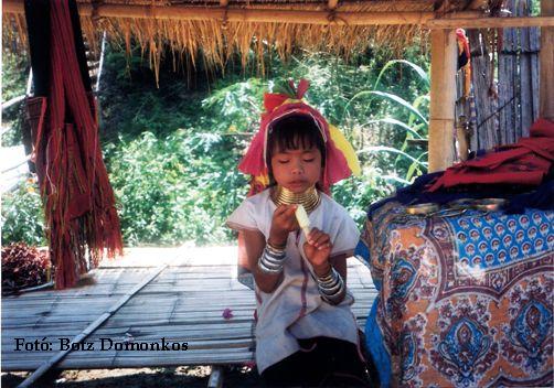 18.-É-Thaiföld-a-hosszúnyakú-karen-törzsnél.jpg