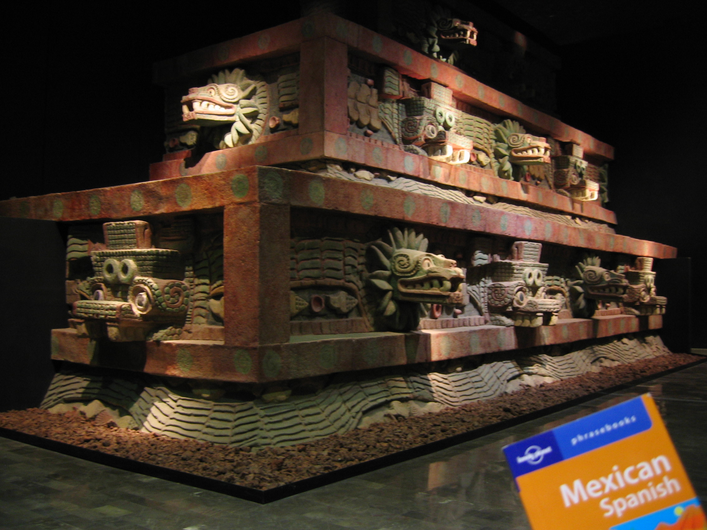 Facade_of_the_Temple_of_the_Feathered_Serpent_(Teotihuacán).jpg