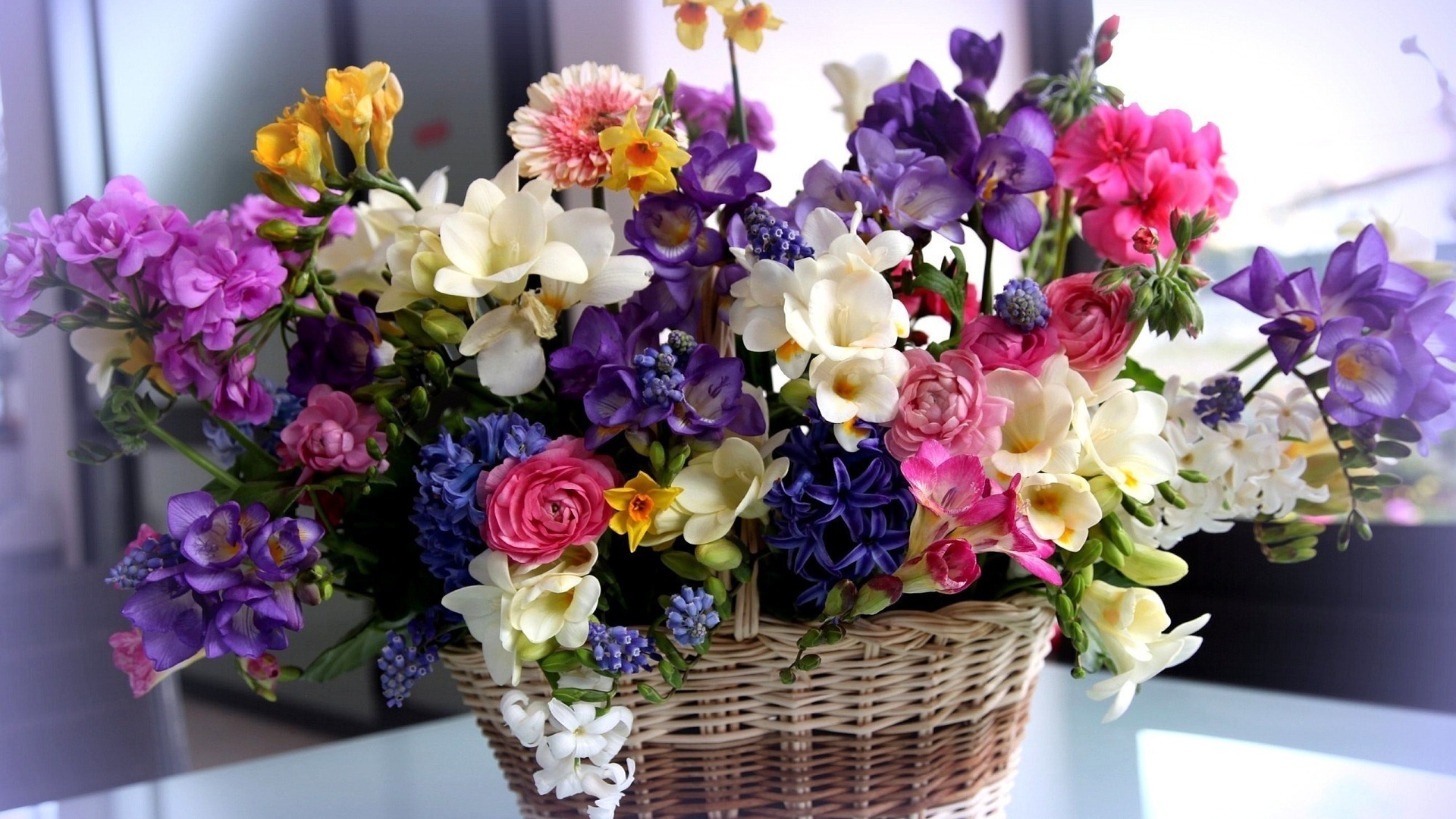 holidays_international_womens_day_beautiful_bouquet_in_a_basket_on_march_8_057122.jpg