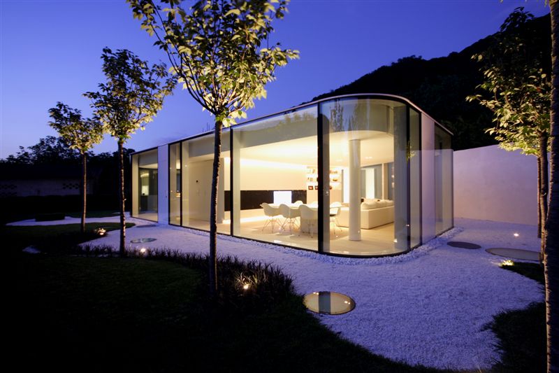 modern-glass-house-on-lake-kugano-4.jpg