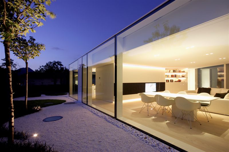 modern-glass-house-on-lake-kugano-5.jpg
