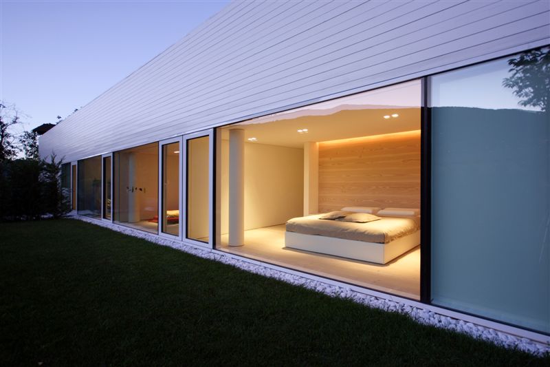 modern-glass-house-on-lake-kugano-6.jpg
