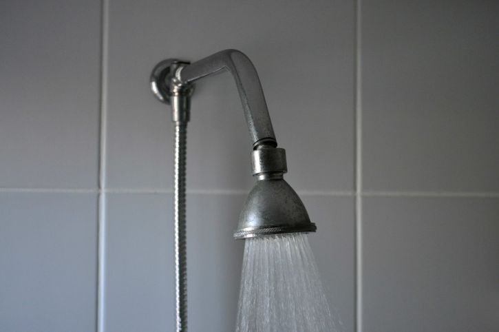 bathroom-shower-with-hot-water-725x482.jpg