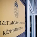 Le kell jelentenem, ha a munkavállalóm nem a szerződés szerinti helyen tevékenykedik?