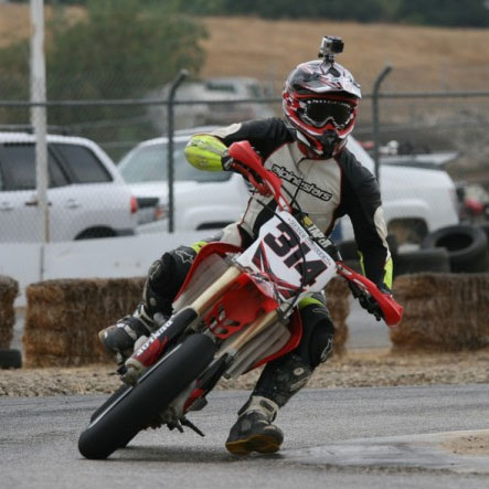 kanyarodas-motoron-supermoto.jpg