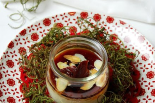 Panna cotta alla vaniglia con mele cotogne al forno e mandorle - Vaníliás panna cotta sült birssel és pirított mandulával