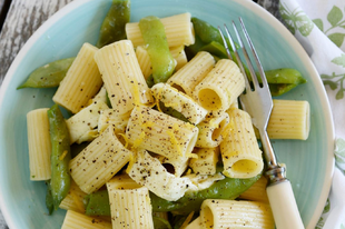 Rigatoni citromos zöldbabbal és mozzarellával