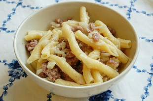 Penne ricce fokhagymás kolbásszal és karfiollal