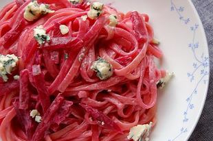 Linguine tejfölös főtt céklával és gorgonzolával