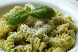 Fusilli kesudiós-fetás zöldborsópestoval