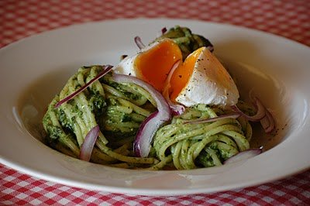 Spagetti mascarponés-tejfölös spenóttal és posírozott tojással - Spaghetti con uova affogate e crema di spinaci, mascarpone e panna acida