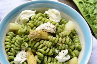 Tavaszi tészták - parajkrémes fusilli mozzarellával és fehér spárgával