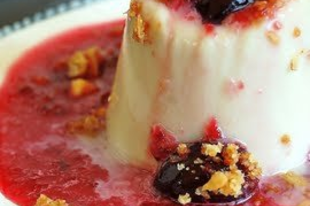 Kókusztejes panna cotta cseresznyeszósszal és diós-zabpelyhes morzsával