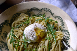 Gombakrémes spagetti bugyantott tojással
