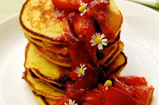 Fehér csokoládés pancake kamillás-vaníliás sültnektarin-szósszal