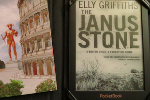 Elly Griffiths: A Janus-kő (The Janus Stone)