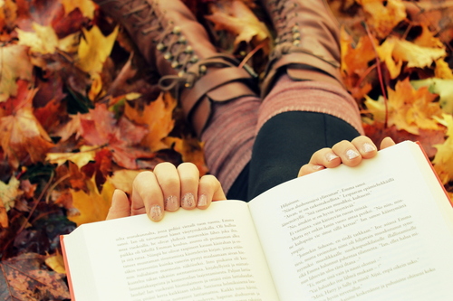 autum-fall-indie-hipster-books-leafs-autumn-leaves-reading-cute-boots.jpg