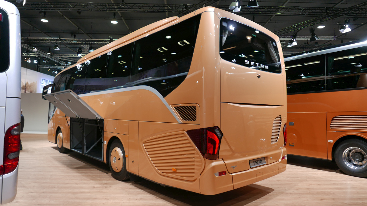 Setra S511HD. Méltatlan filléreskedés az oldalra nyíló csomagtérajtó.