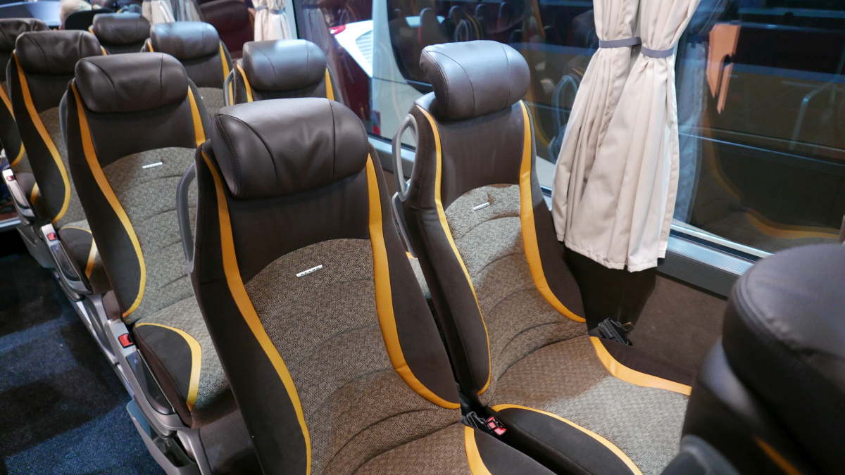 Setra S511HD. Úgy tűnik érzik a kicsi háttámla hátrányát az Evobusnál is, az állítási tartománya csekély a pici fejtámlának.