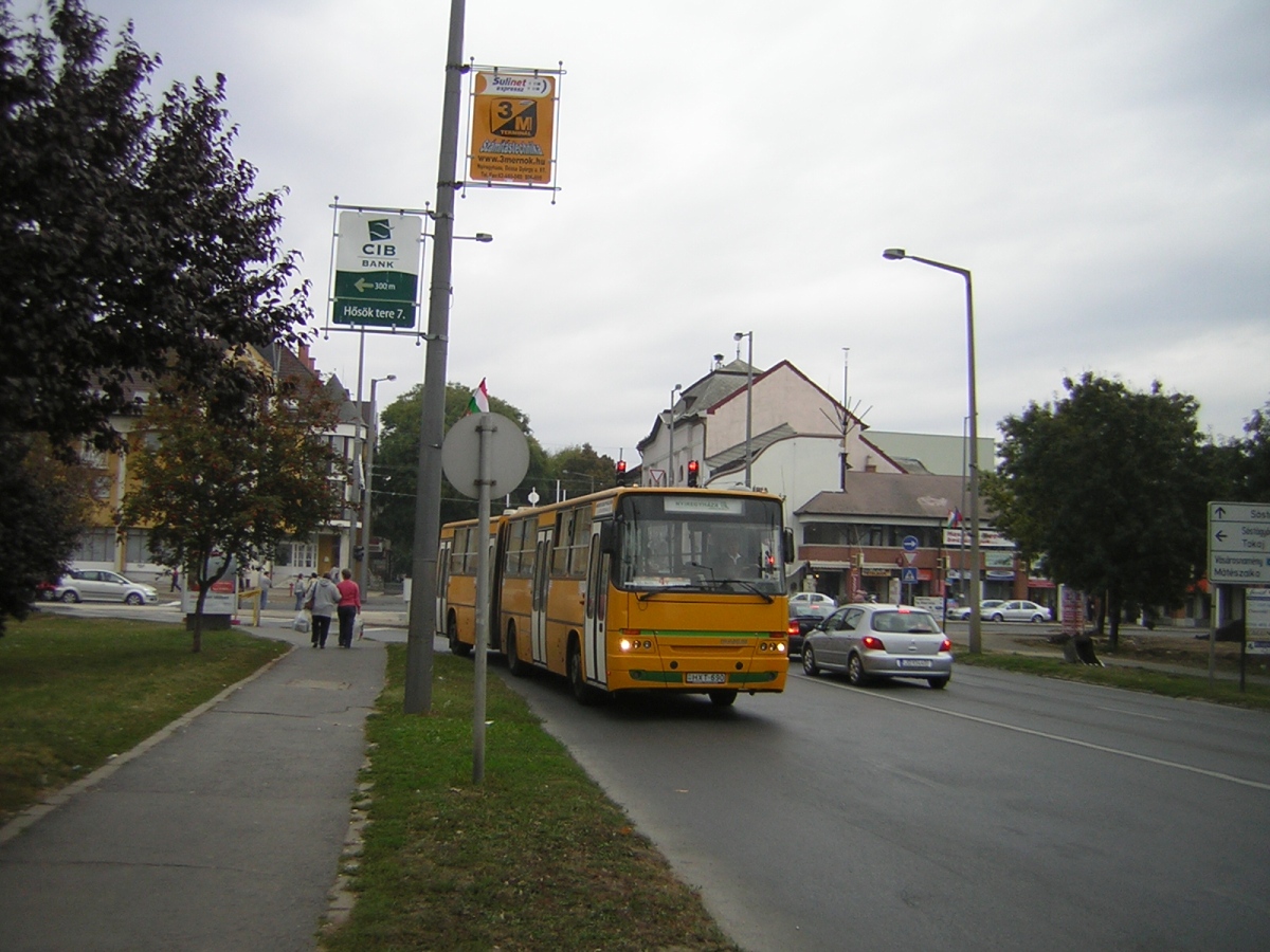 Buszok a Dózsa György út sétáló utcává alakított szakaszán. 2006.10.21