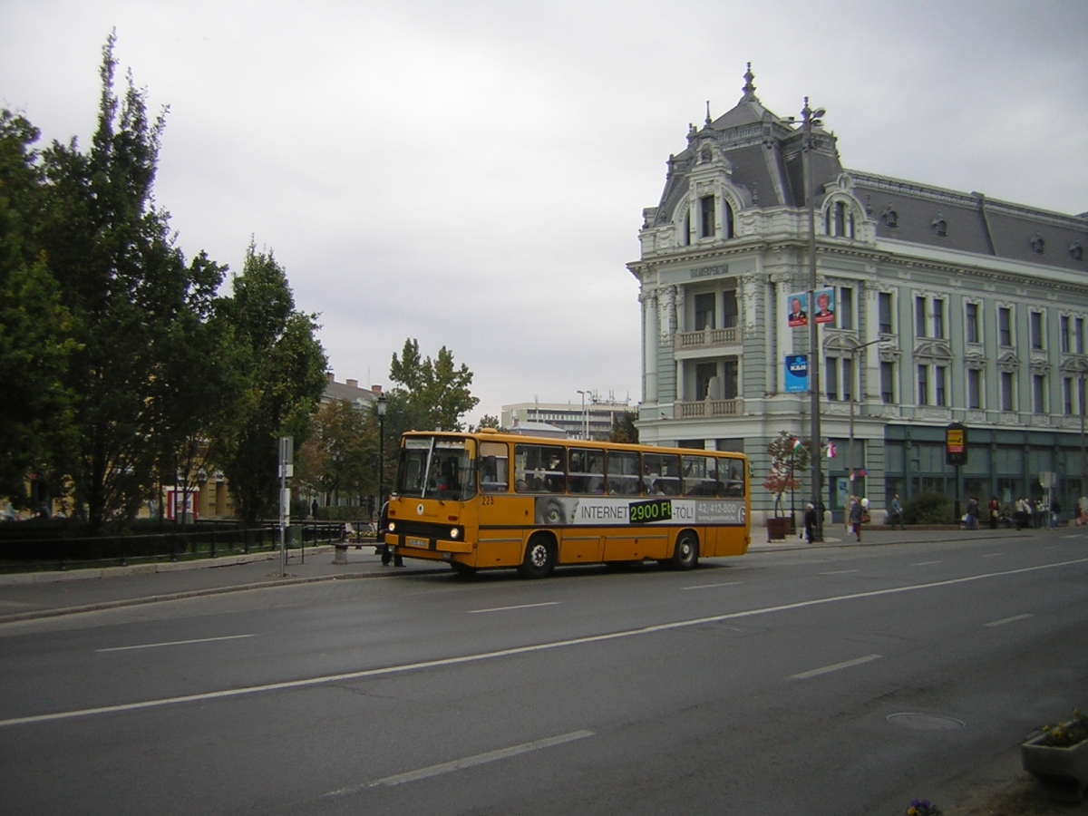 Buszok a Dózsa György út sétáló utcává alakított szakaszán. 2006.10.21