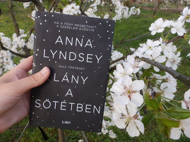 Vándorpolc Első könyves vélemény/ Anna Lyndsey : Lány a sötétben