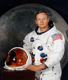 220px-Neil_Armstrong_pose.jpeg