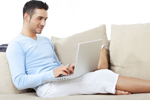 A férfiak jobban hisznek az internetes társkeresőkben