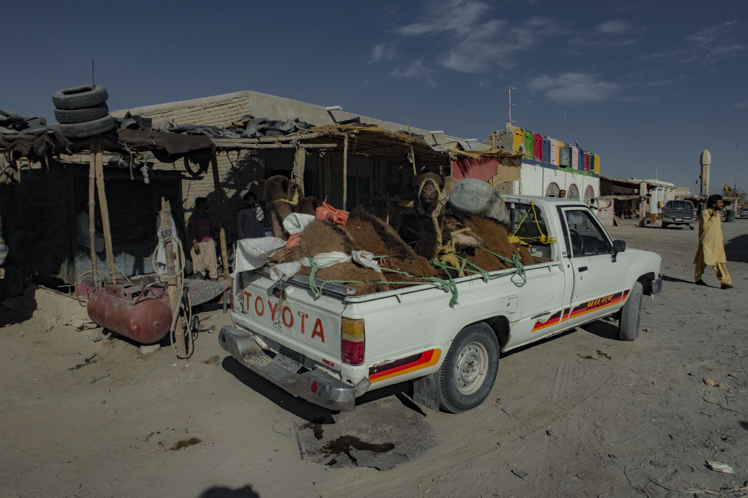 hány teve fér ela toyota hiluxban egy?