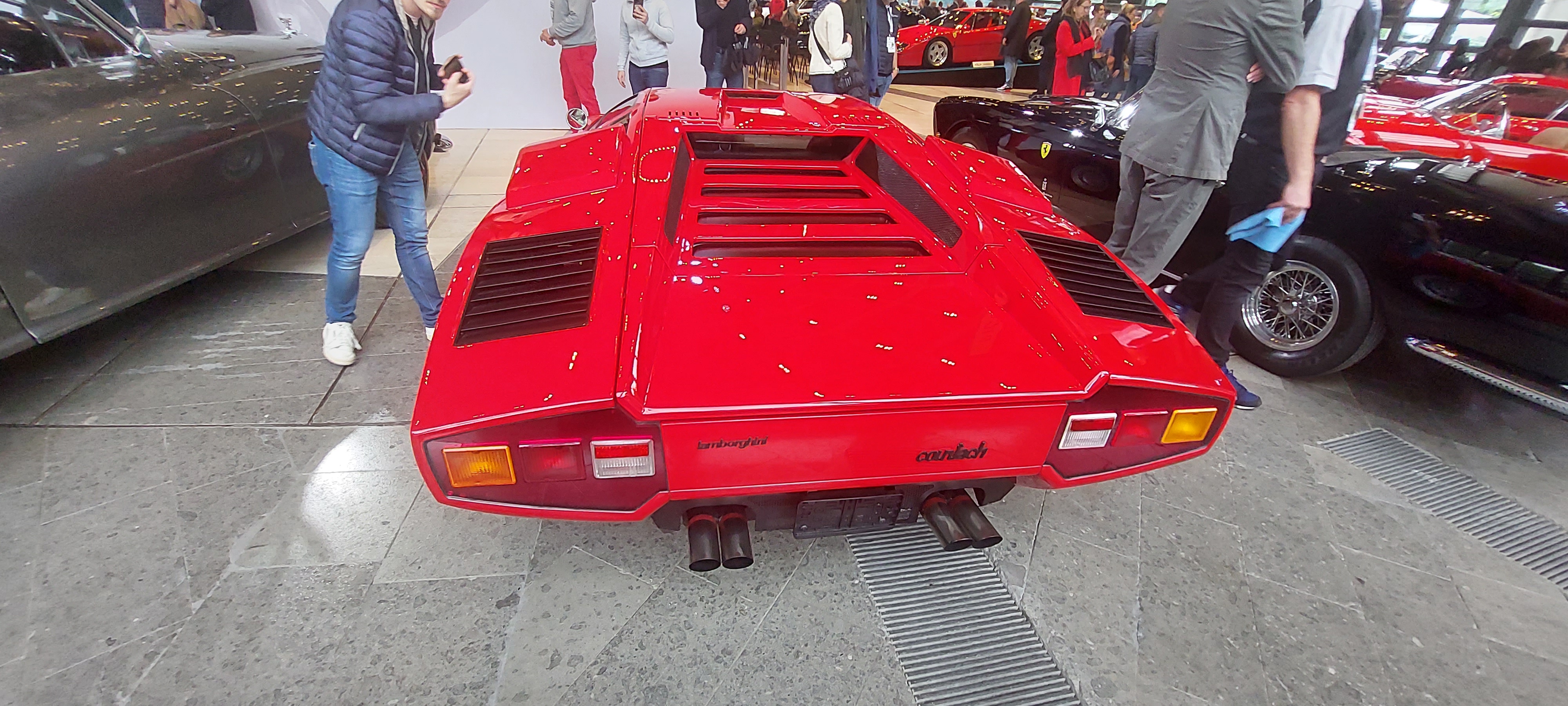 countach_hatulrol.jpg