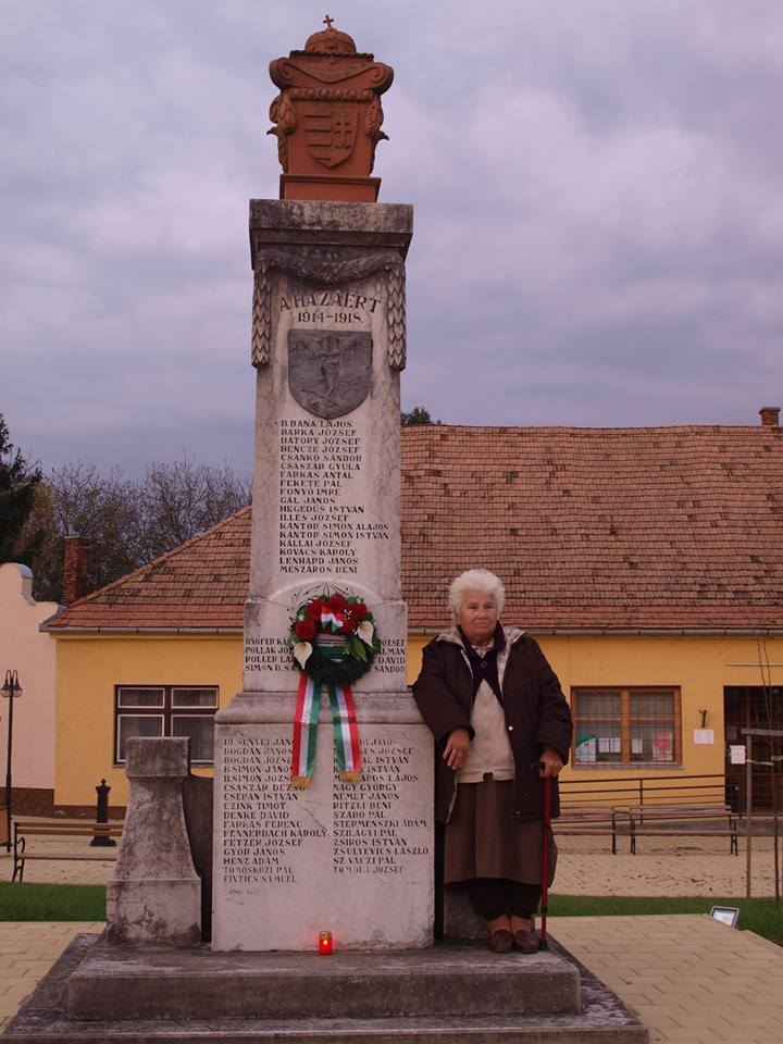 ‘Száz éves a háború,<br />amiben meghalt nagyapám.‘ (K.Cs.)<br /><br />A képen: Bischof Margit néni 2014