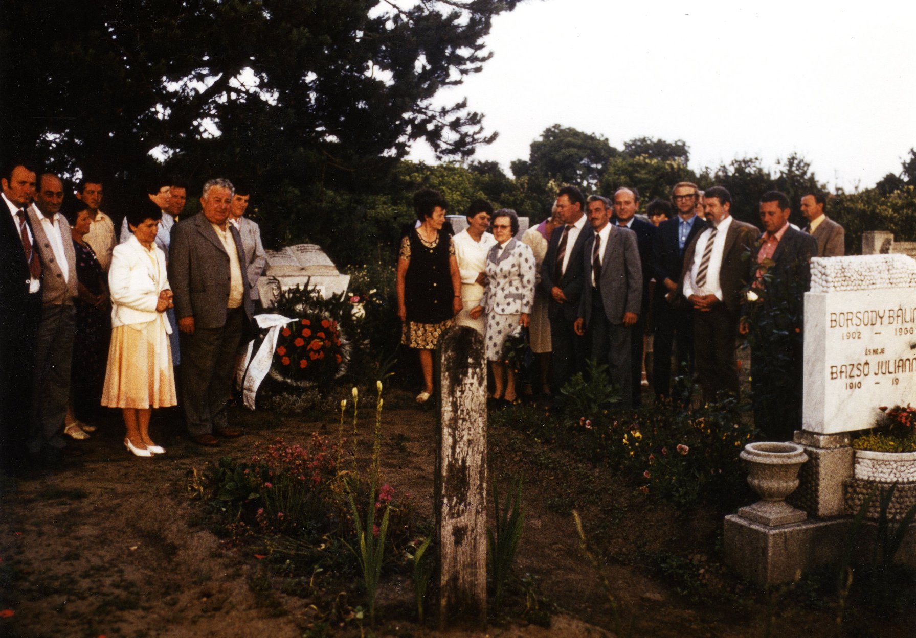 Az 1954-ben végzettek a páprádi temetőben Vörös Kálmán of. sírjánál.<br />
