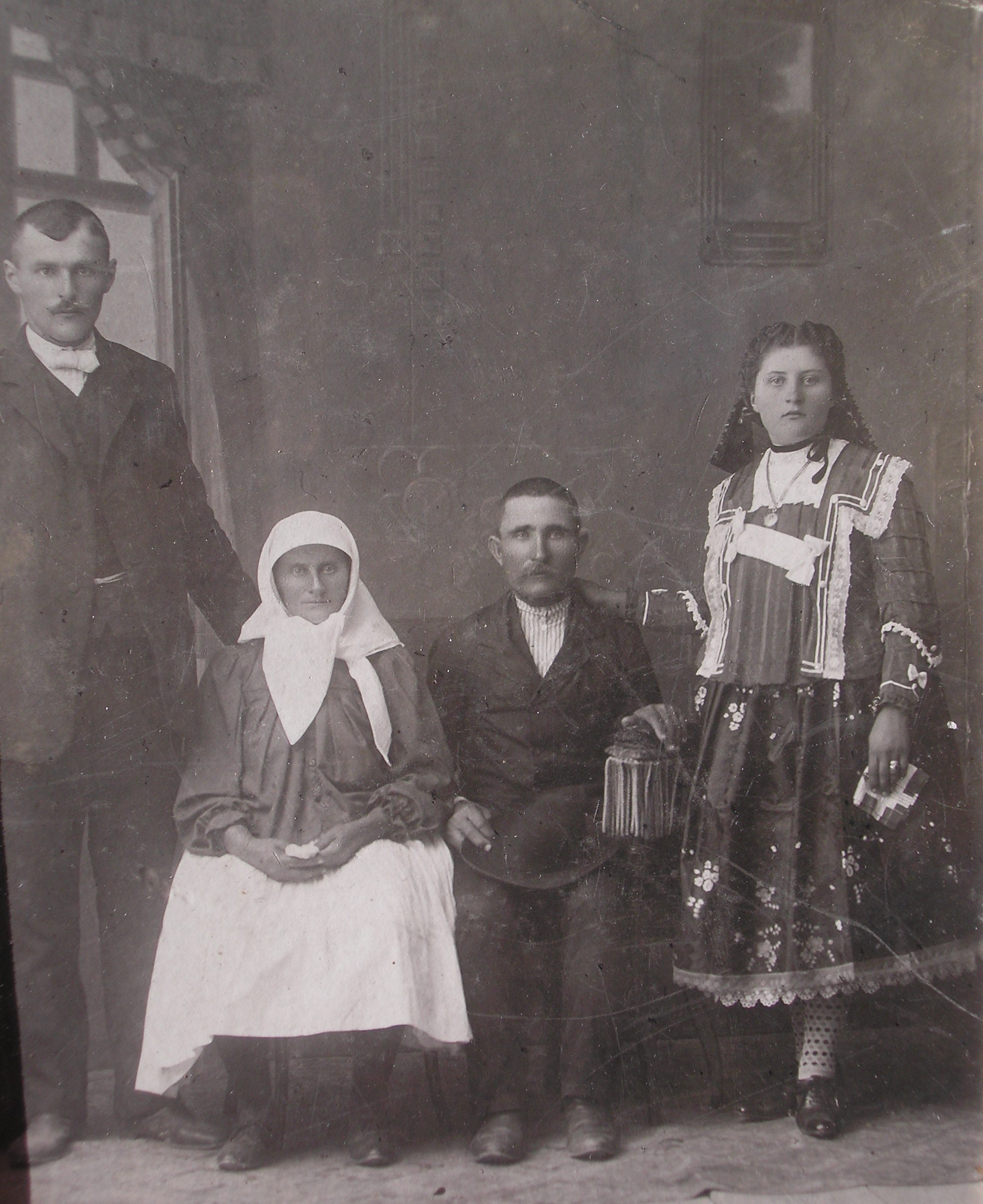 Bonyár Lajos és Szilágyi Julianna (áll Benke Gyula és Bonyár Mária)
