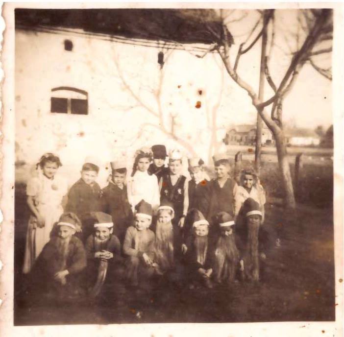 Hófehérke és a 7 törpe - 1958, a régi iskola udvarán