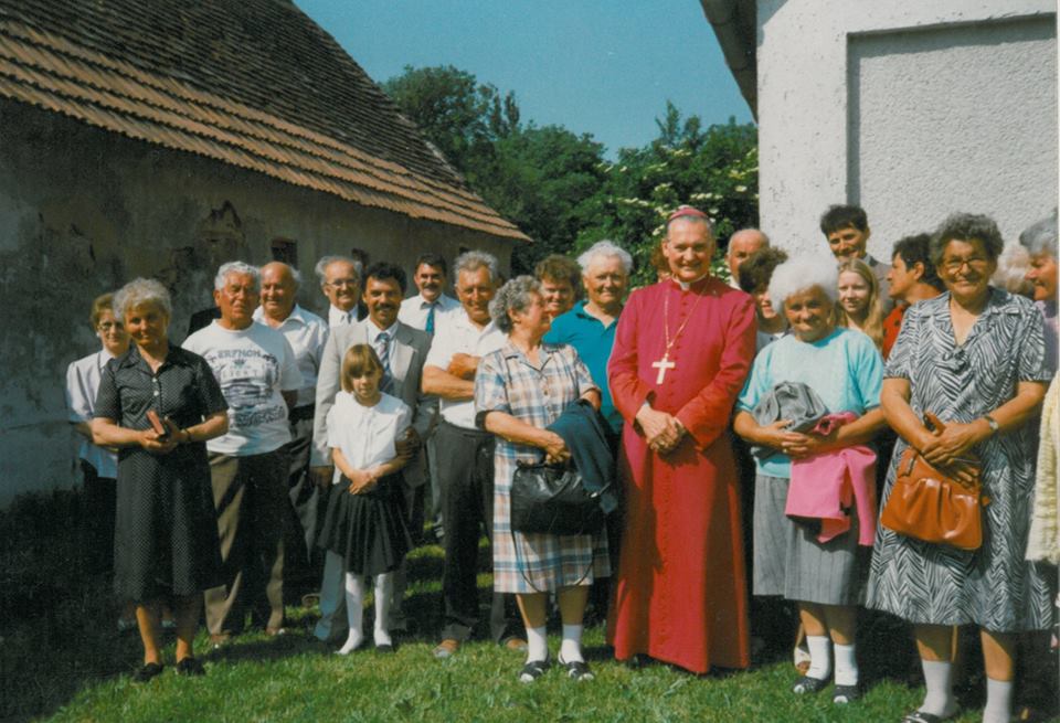 A Főtisztelendő Úr az ünnepségen résztvevők körében:<br /><br />Zöldhegyi Ferencné, Szabó Kálmán, id. Matyi Dezső (piskói polgármester), Tömös-Mihó László (kemsei polgármester), Balázs Tibor és Balázs Lilla, Pelenczei Jenő, Bertalan János, Nyánku József, Csincsa Józsefné, Farkas Istvánné, Varga Mária<br /><br />Készült: 1997, Pünkösd - harangszentelés Zalátán