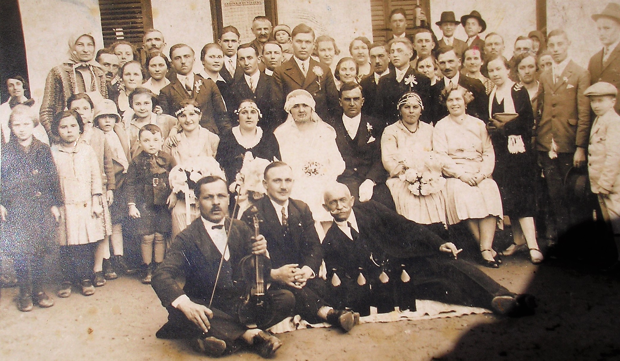 Ülnek Mihó Julianna mögötte H.Benke Gyula, Lőrincz Julianna mögötte Badi Lajos és felesége Benke Mária, Bohár Julianna mögötte L.Benke Gyula